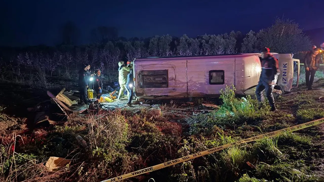 İznik'te yolcu minibüsü devrildi! Ölü ve yaralılar var