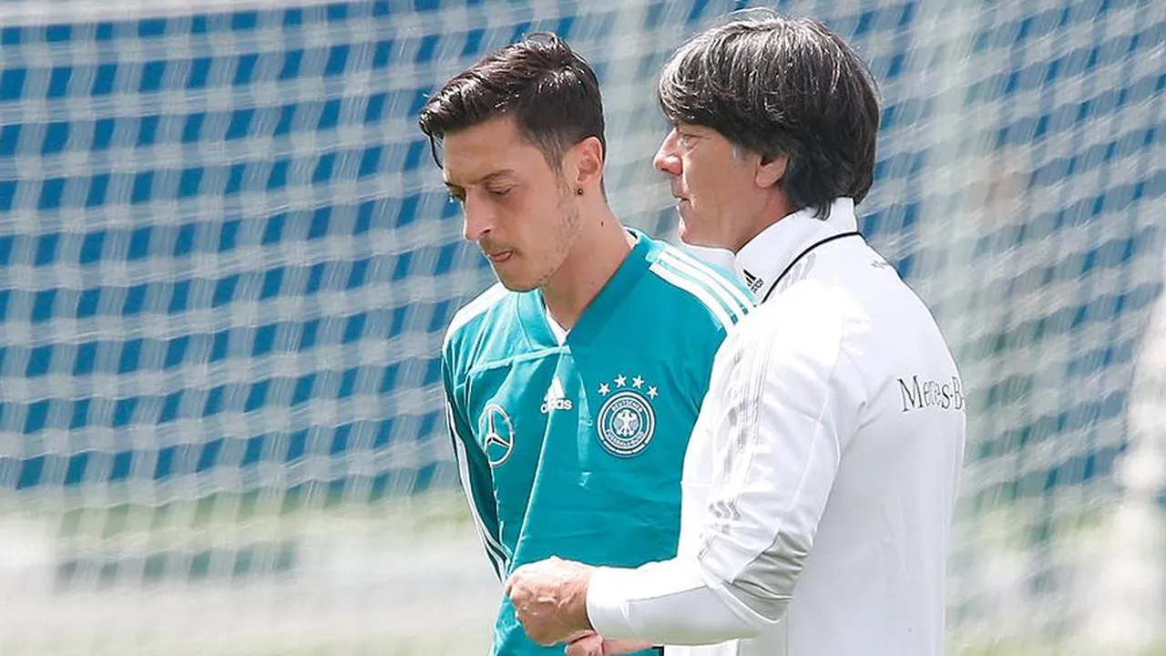 Mesut Özil - Joachim Löw