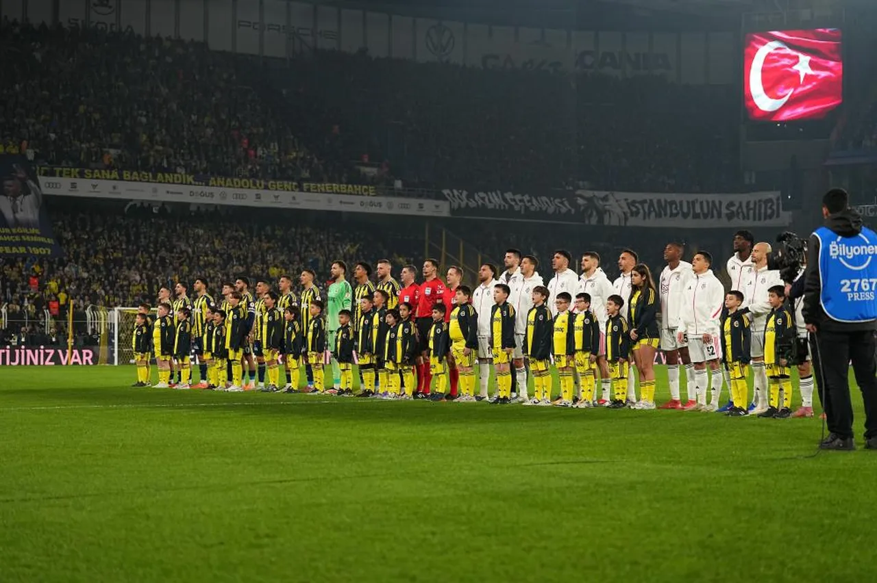 Fenerbahçe, şampiyonluk mücadelesi verirken; Beşiktaş, galibiyet serisini 3 maça çıkarmak istiyor.