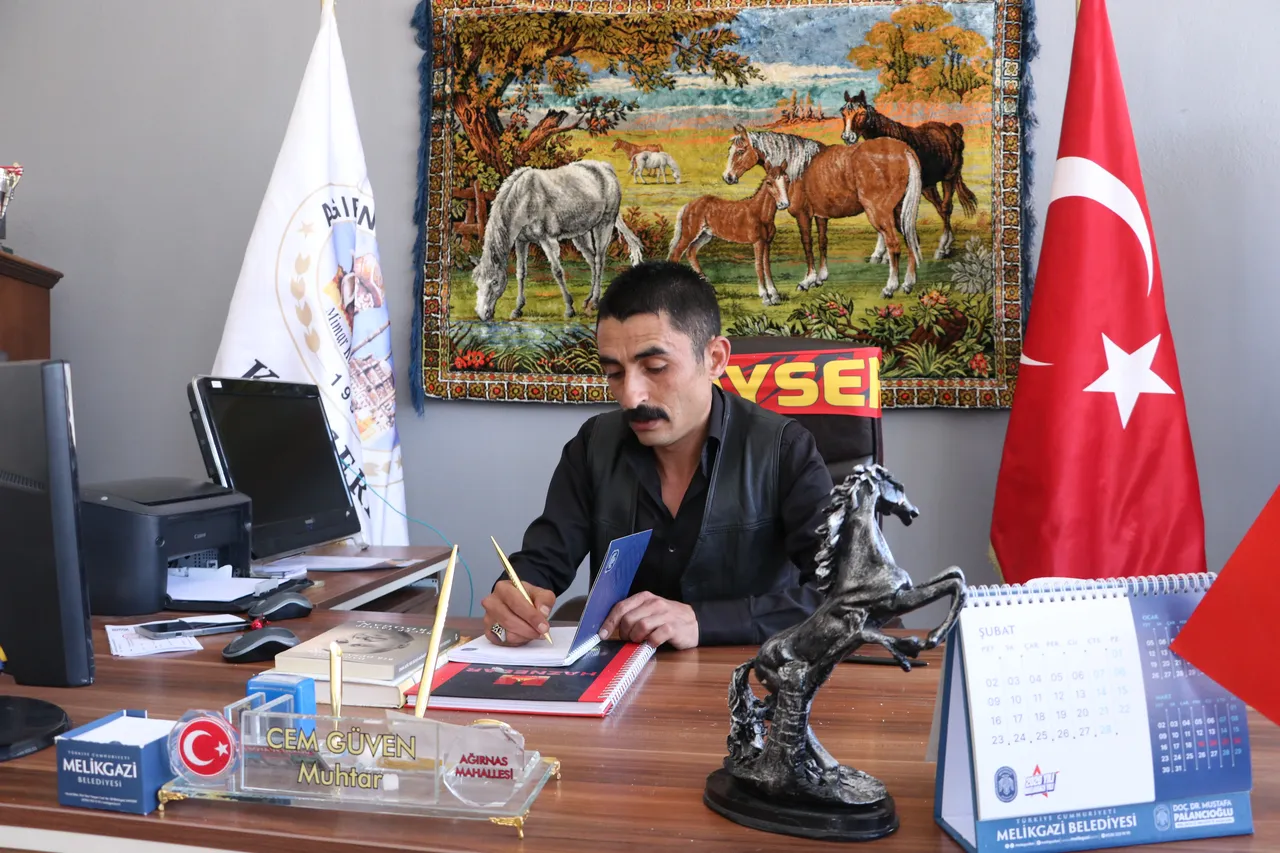 Otomobil değil,  Deli  ile dört nala hizmet: Ağırnas’ın atlı muhtarı ezber bozuyor