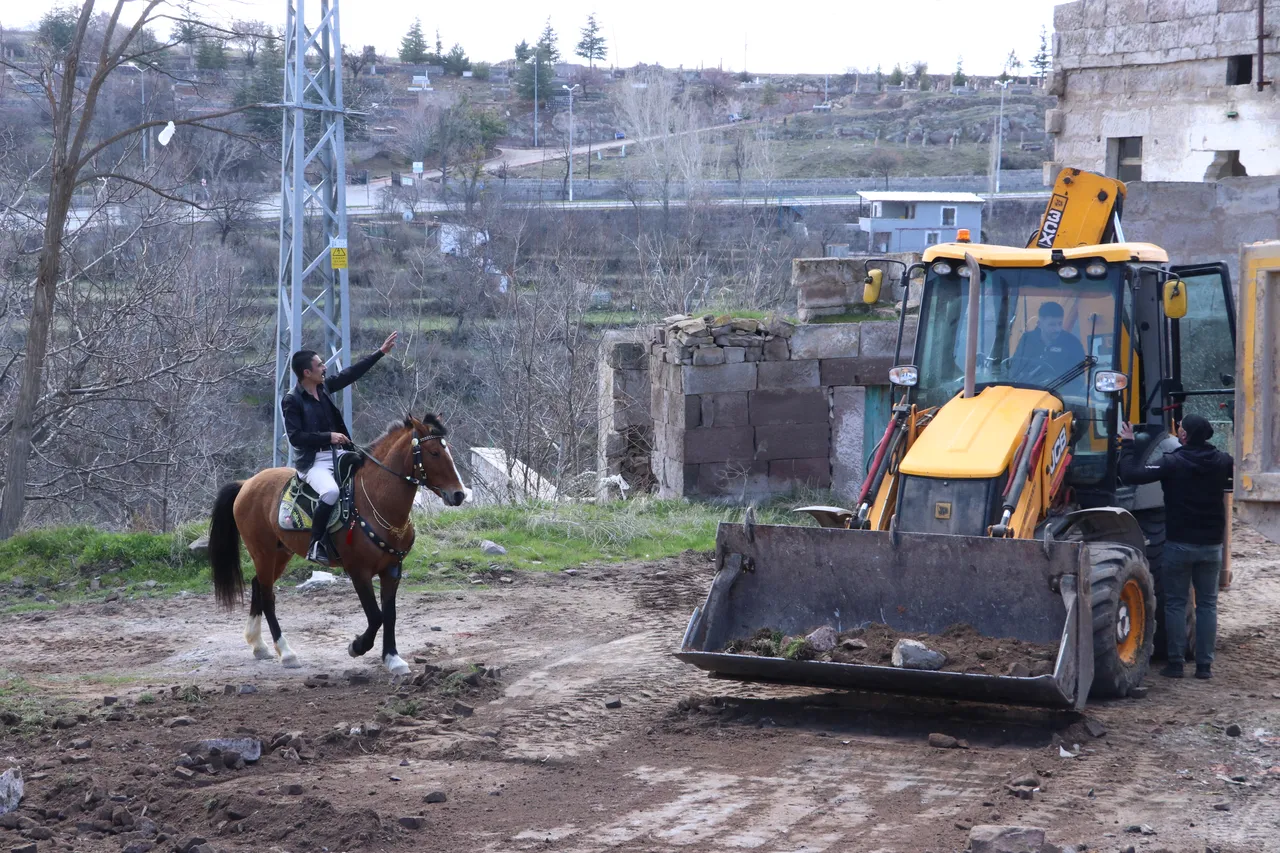 Otomobil değil,  Deli  ile dört nala hizmet: Ağırnas’ın atlı muhtarı ezber bozuyor