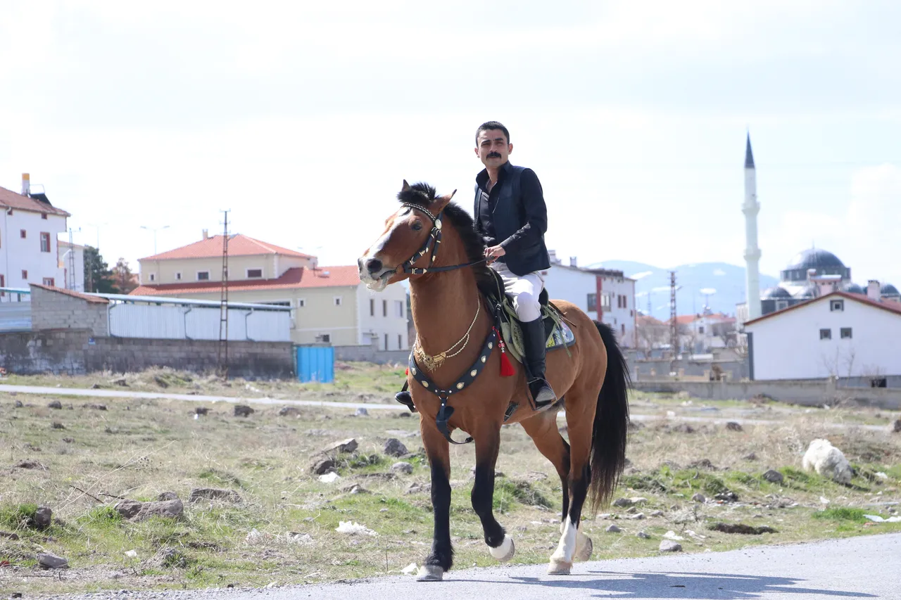 Otomobil değil,  Deli  ile dört nala hizmet: Ağırnas’ın atlı muhtarı ezber bozuyor