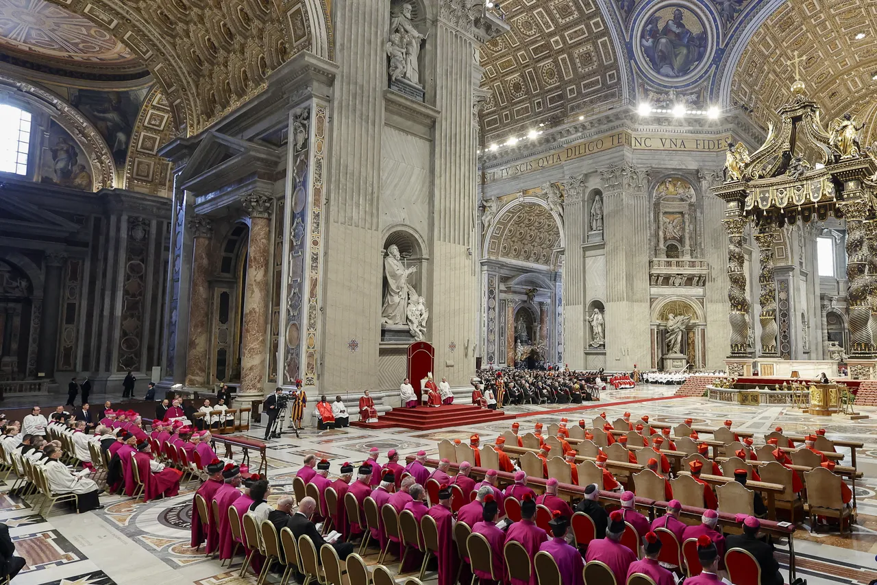 Papa Leo ilk kez başkanlık ediyor! Din ayaklarının ayaklarını yıkadı, yüzüstü serilip dua etti