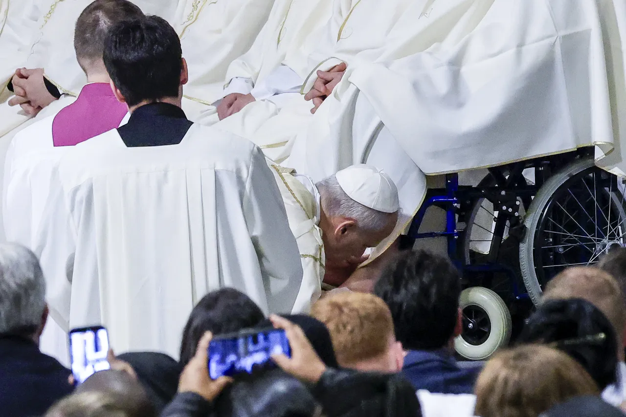 Papa Leo ilk kez başkanlık ediyor! Din ayaklarının ayaklarını yıkadı, yüzüstü serilip dua etti