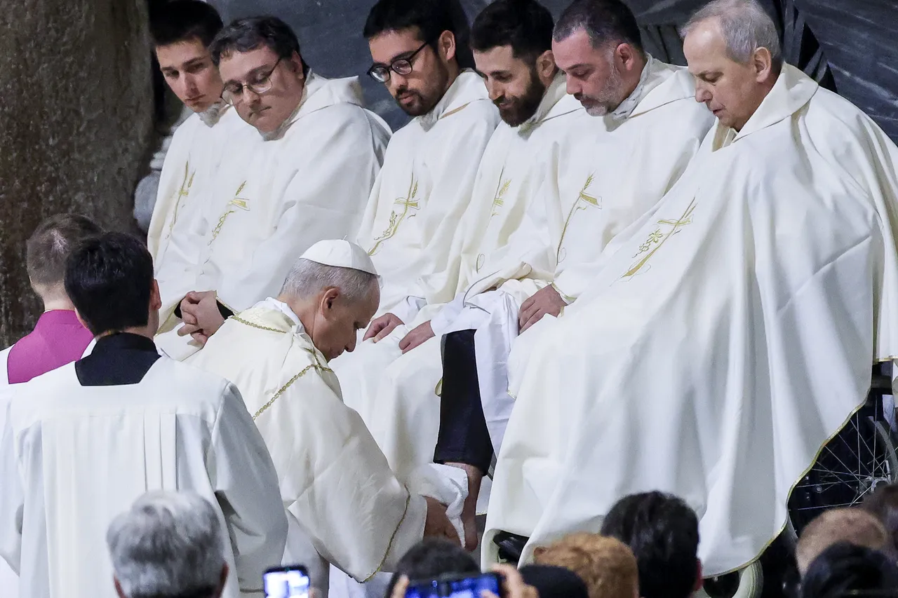 Papa Leo ilk kez başkanlık ediyor! Din ayaklarının ayaklarını yıkadı, yüzüstü serilip dua etti