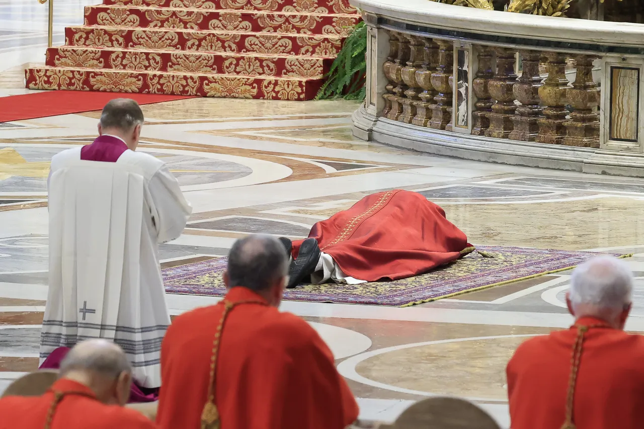 Papa Leo ilk kez başkanlık ediyor! Din ayaklarının ayaklarını yıkadı, yüzüstü serilip dua etti