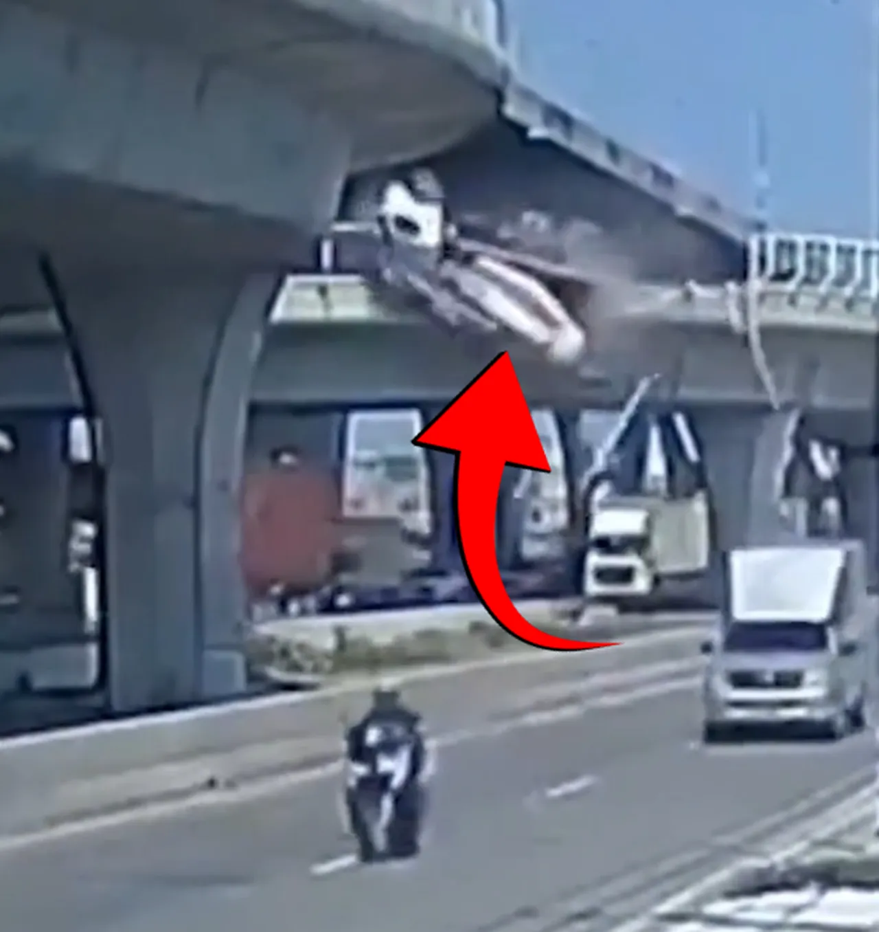 Taylandda facia anları! Beton mikseri üst geçitten yola çakıldı