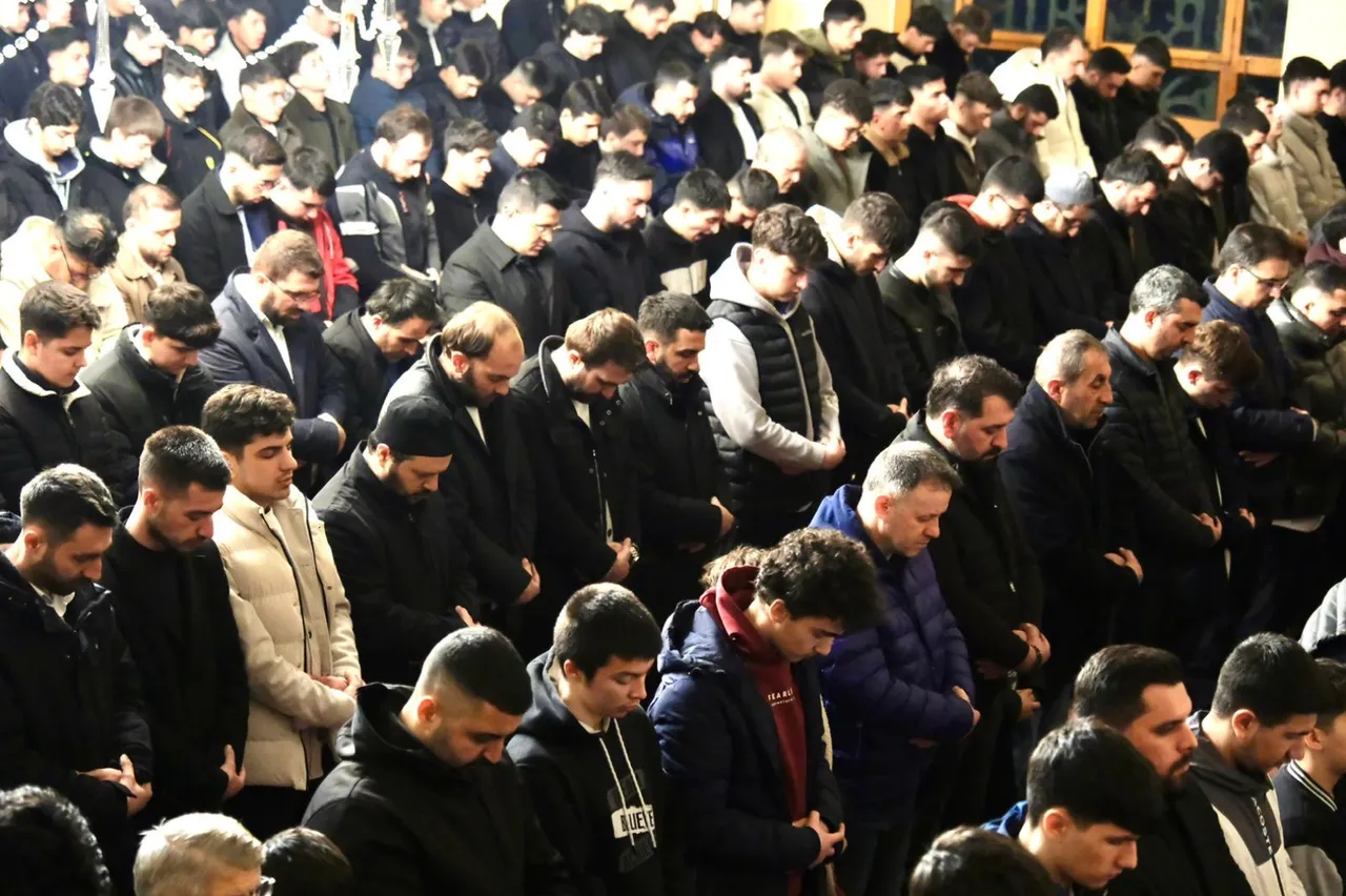 1453 genç Dolmabahçe Camii’nde buluştu! TÜGVA İstanbul’dan dikkat çeken program