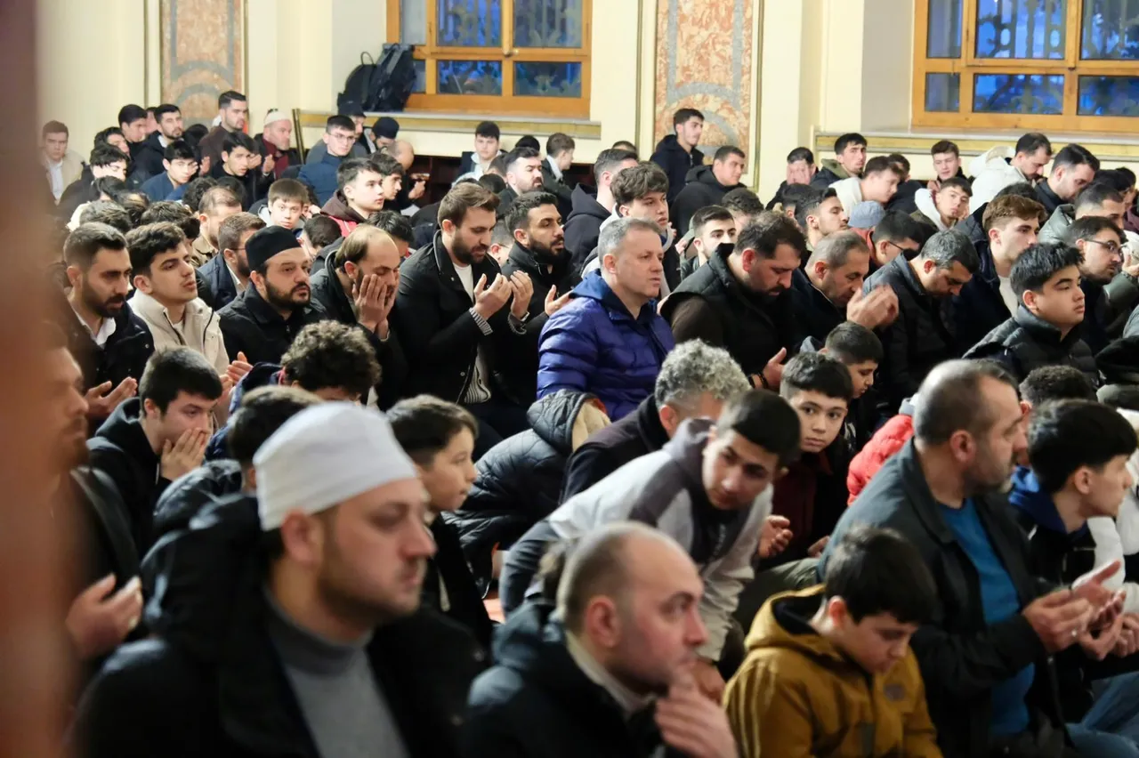 1453 genç Dolmabahçe Camii’nde buluştu! TÜGVA İstanbul’dan dikkat çeken program