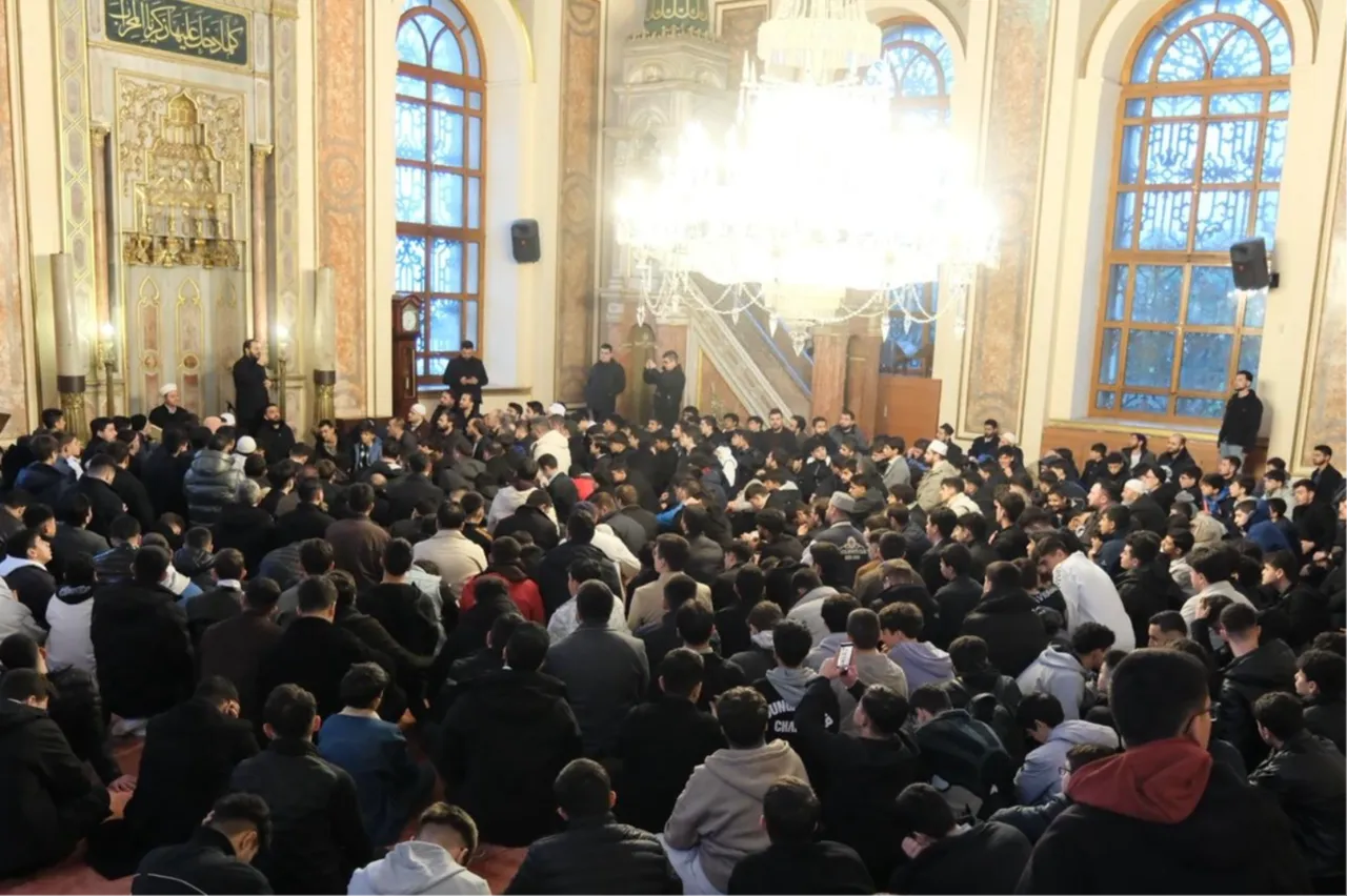 1453 genç Dolmabahçe Camii’nde buluştu! TÜGVA İstanbul’dan dikkat çeken program