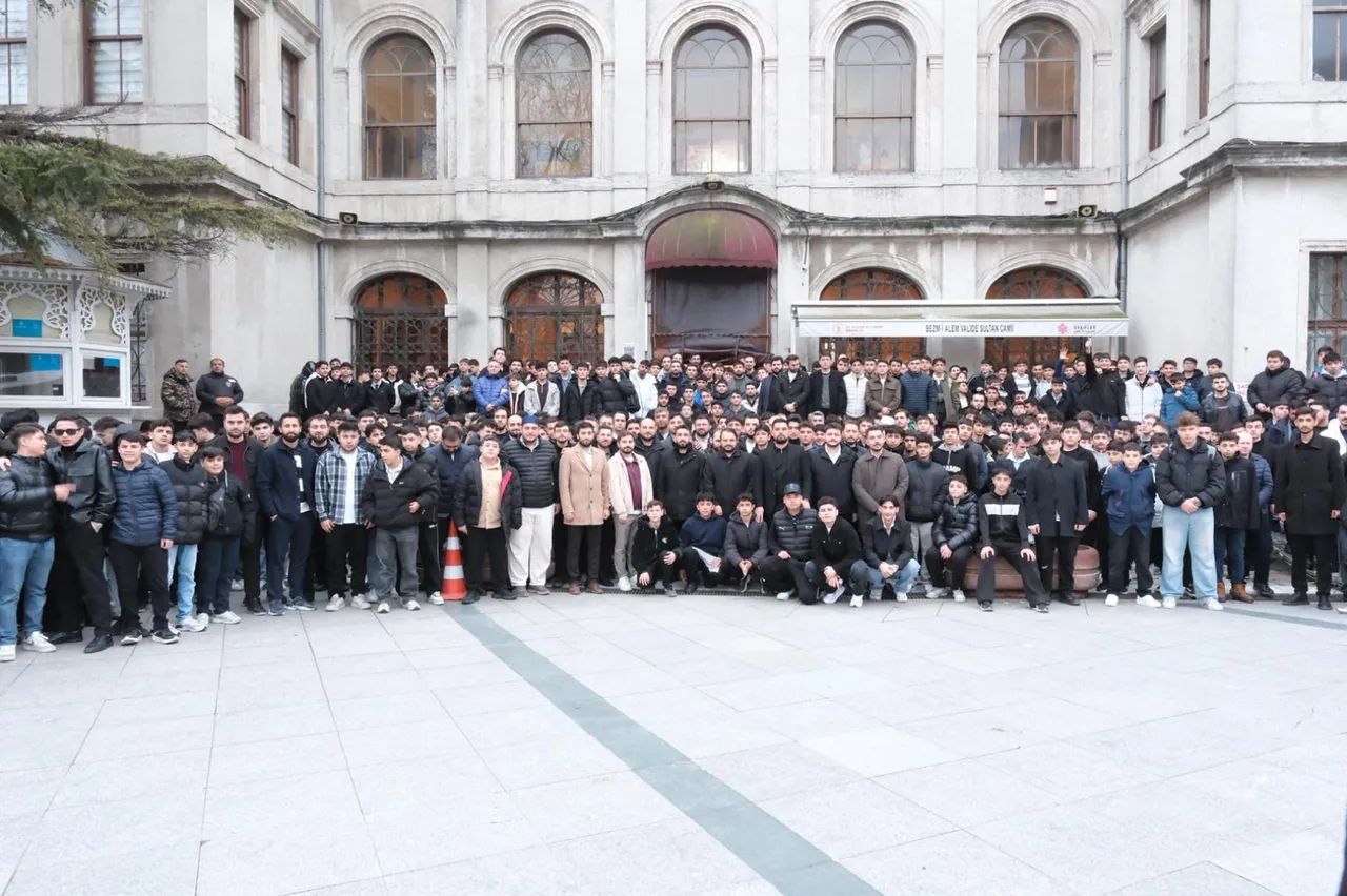 1453 genç Dolmabahçe Camii’nde buluştu! TÜGVA İstanbul’dan dikkat çeken program
