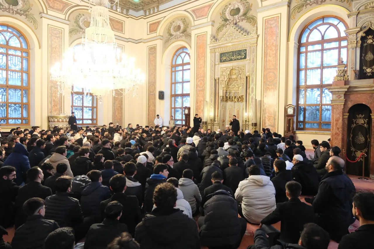 1453 genç Dolmabahçe Camii’nde buluştu! TÜGVA İstanbul’dan dikkat çeken program