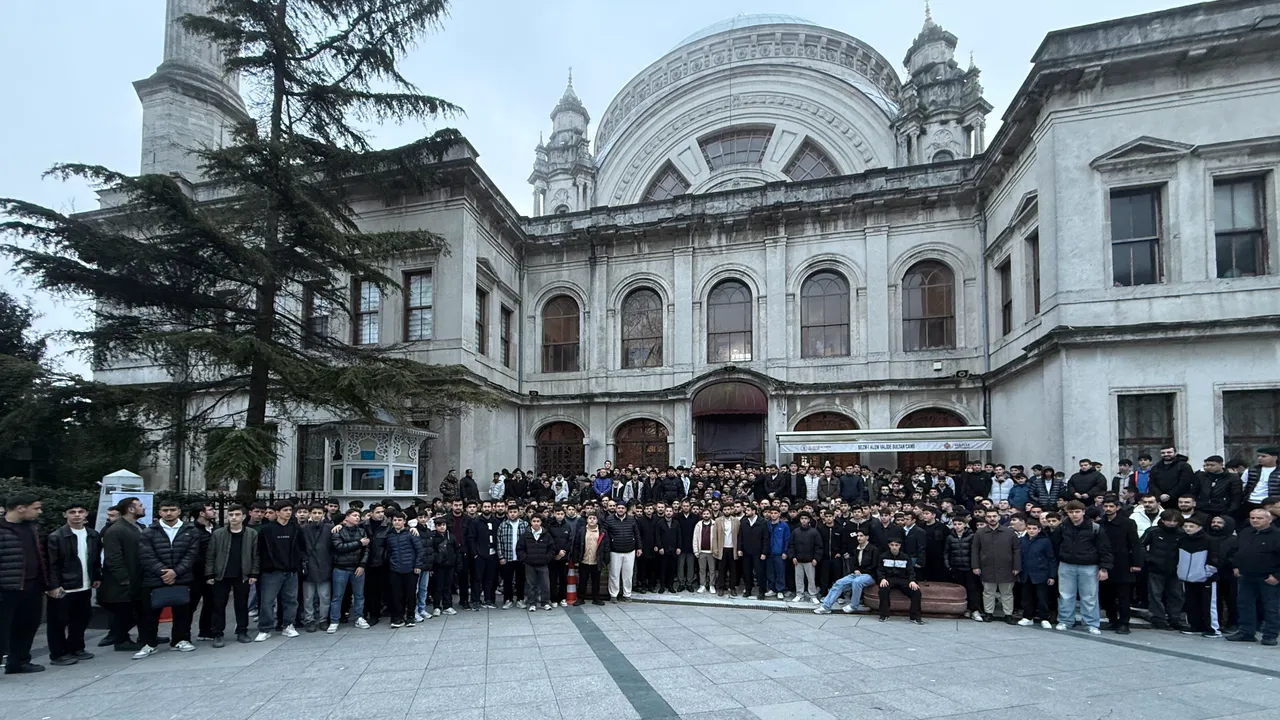 1453 genç Dolmabahçe Camii’nde buluştu! TÜGVA İstanbul’dan dikkat çeken program