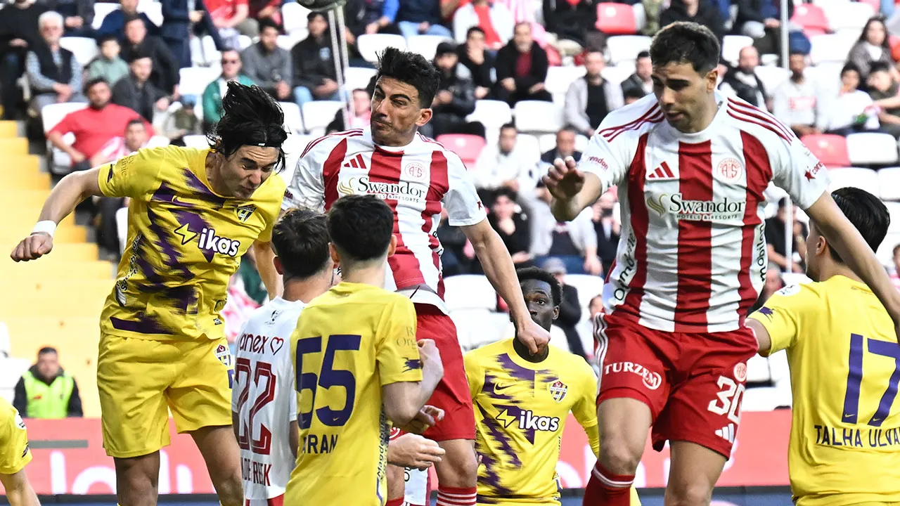 Antalya'daki maçta 3 gol ve 1 kırmızı kart!