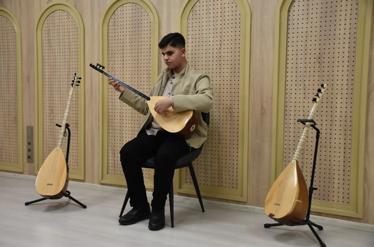 Aşık Veysel’den ilham aldı, engelleri notalarla yıktı: Görme engelli genç usta ozanın izinden notalarla gidiyor!