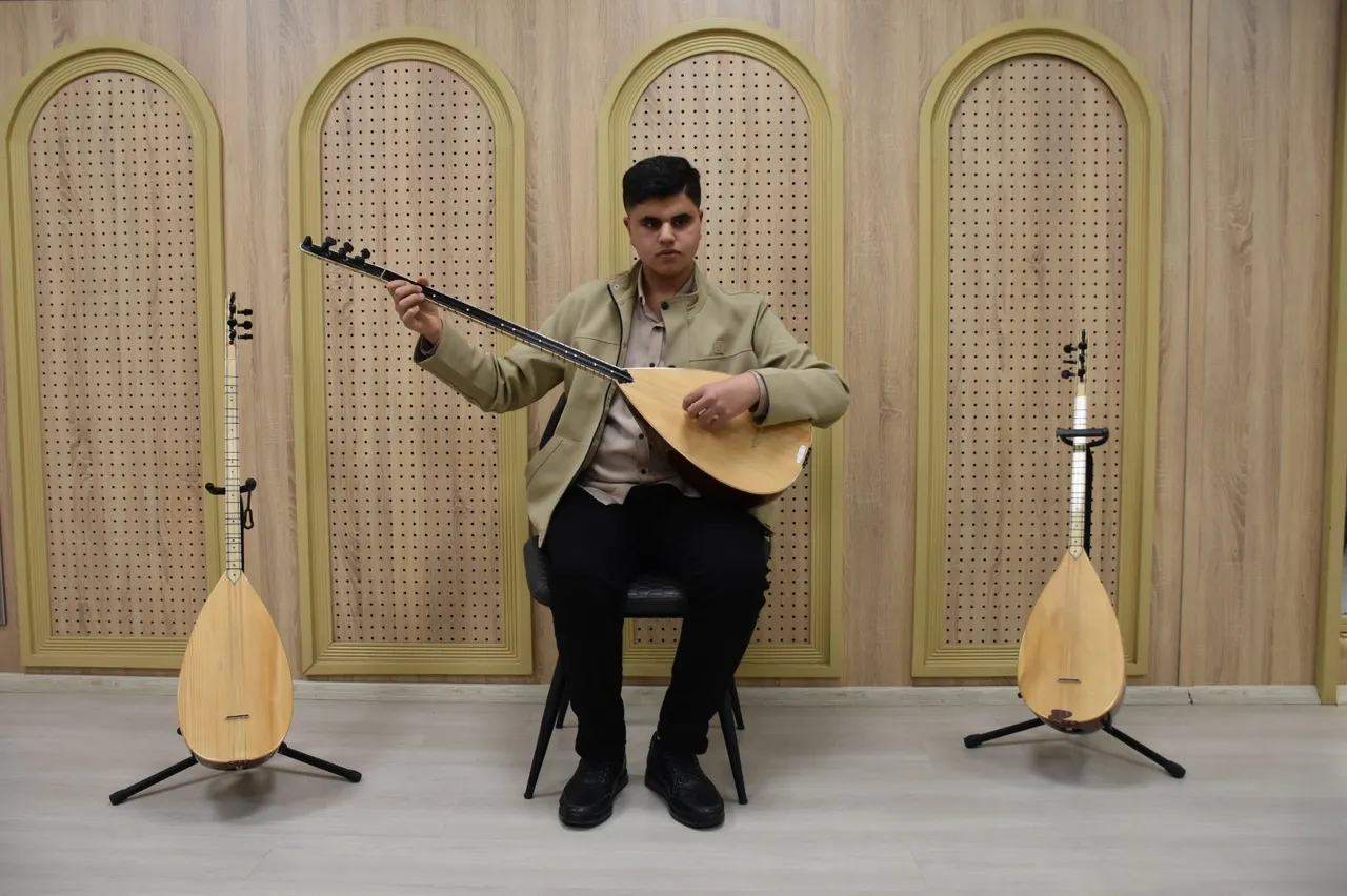 Aşık Veysel’den ilham aldı, engelleri notalarla yıktı: Görme engelli genç usta ozanın izinden notalarla gidiyor!