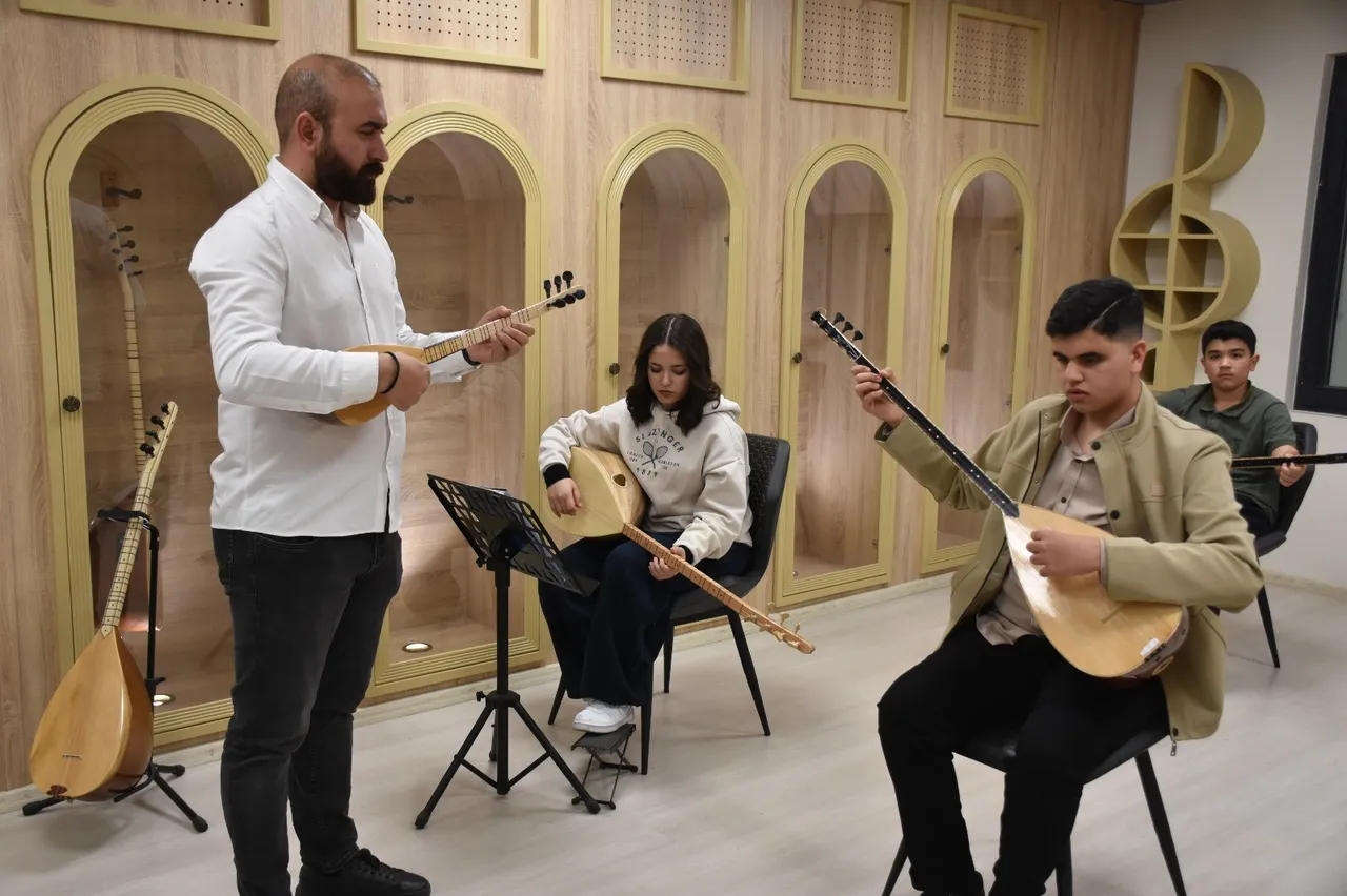 Aşık Veysel’den ilham aldı, engelleri notalarla yıktı: Görme engelli genç usta ozanın izinden notalarla gidiyor!
