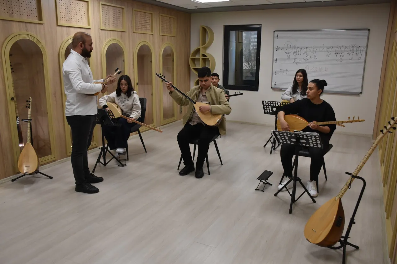 Aşık Veysel’den ilham aldı, engelleri notalarla yıktı: Görme engelli genç usta ozanın izinden notalarla gidiyor!