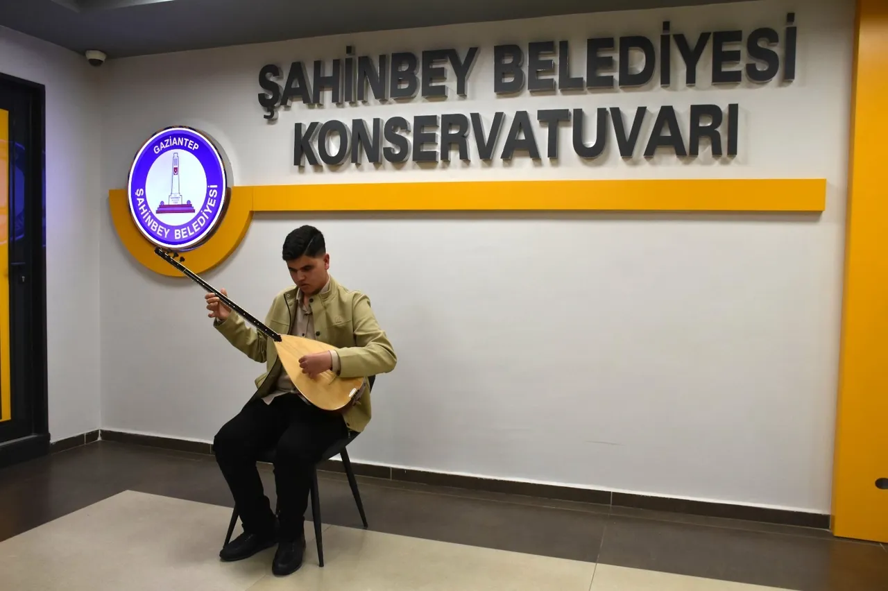 Aşık Veysel’den ilham aldı, engelleri notalarla yıktı: Görme engelli genç usta ozanın izinden notalarla gidiyor!