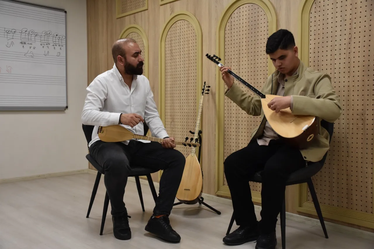 Aşık Veysel’den ilham aldı, engelleri notalarla yıktı: Görme engelli genç usta ozanın izinden notalarla gidiyor!