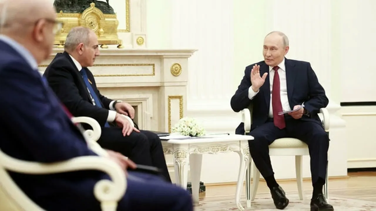 1 Nisan’da Kremlin’de gerçekleşen zirvede, Ermenistan Başbakanı Nikol Paşinyan ile Rusya Devlet Başkanı Vladimir Putin bir araya geldi
