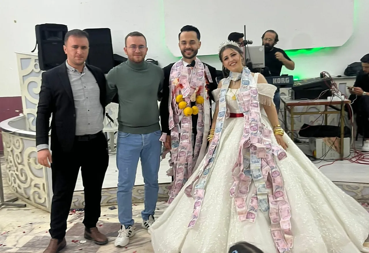 Damada düğünde sürpriz takı! Gelin gülmekten kendini alamadı