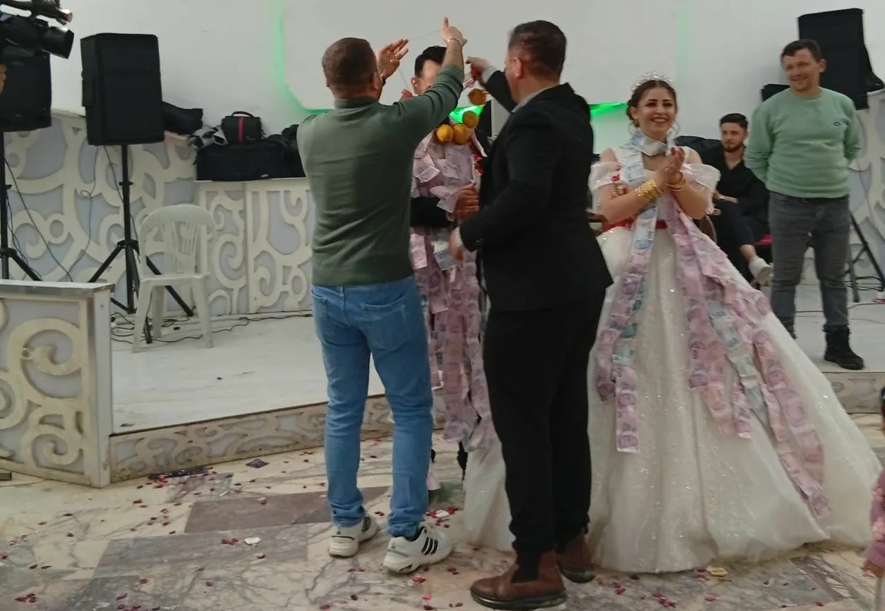 Damada düğünde sürpriz takı! Gelin gülmekten kendini alamadı