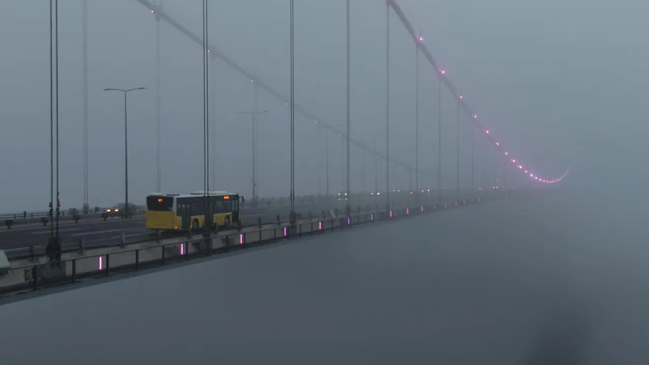 İstanbul Boğazı'na sis çöktü! Göz gözü görmüyor