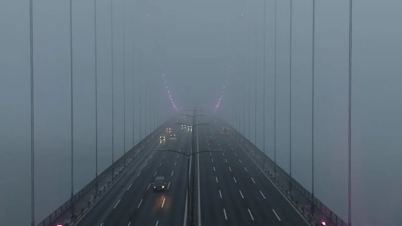 İstanbul Boğazı'na sis çöktü! Göz gözü görmüyor