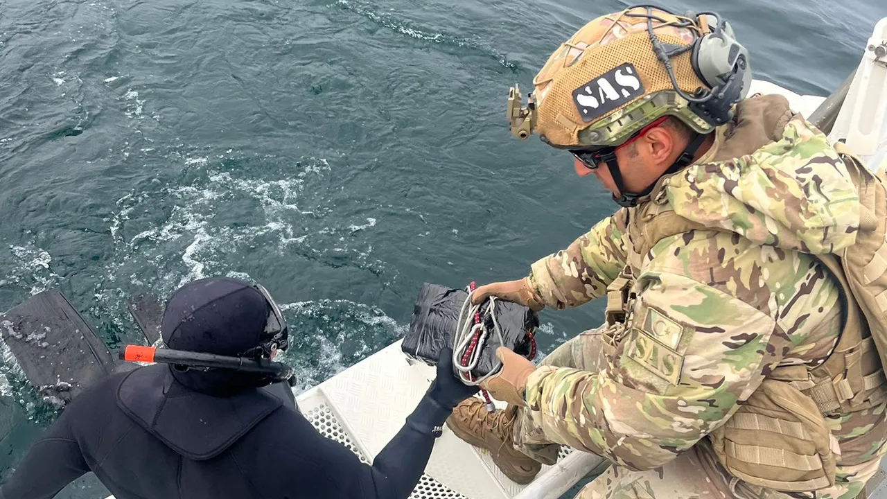 Karadeniz'de hareketli anlar! Şüpheli cisim mayın çıktı, SAS timleri devreye girdi