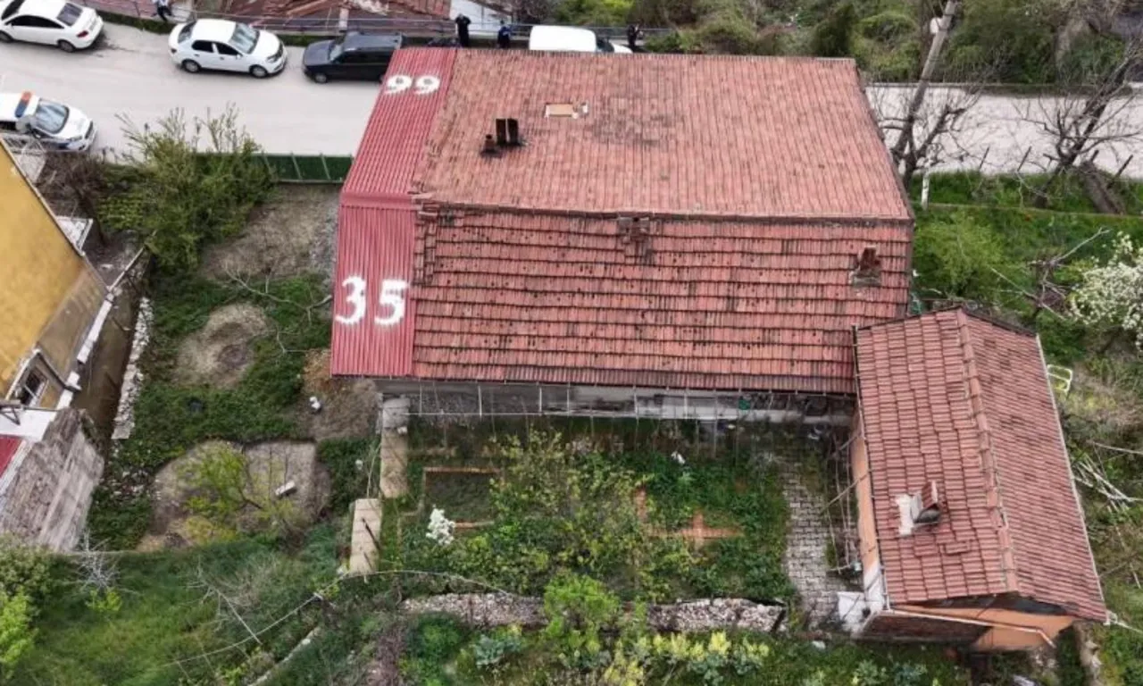 Kendisini ‘mesih’ ilan etti! Evinin duvarlarındaki yazılar ekipleri harekete geçirdi