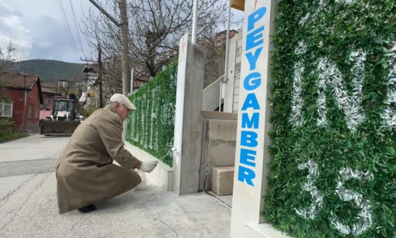 Kendisini ‘mesih’ ilan etti! Evinin duvarlarındaki yazılar ekipleri harekete geçirdi