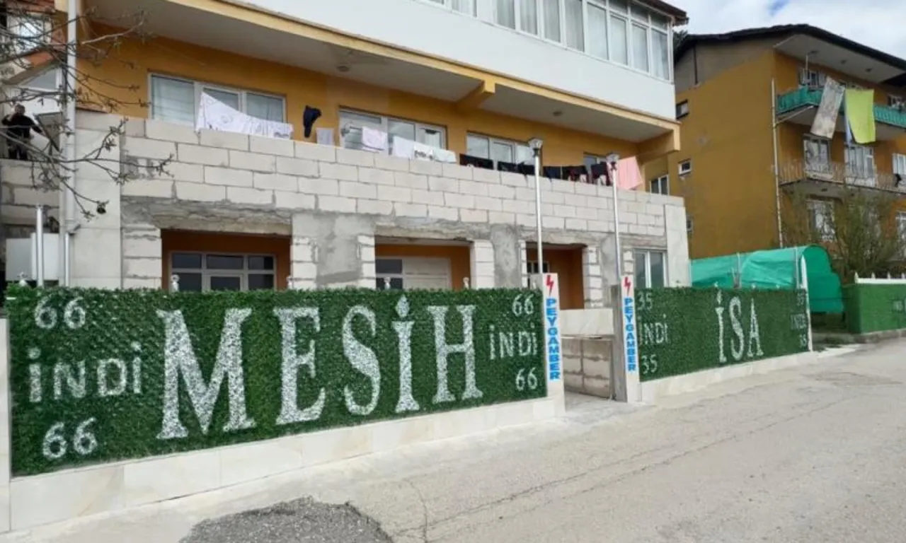 Kendisini ‘mesih’ ilan etti! Evinin duvarlarındaki yazılar ekipleri harekete geçirdi