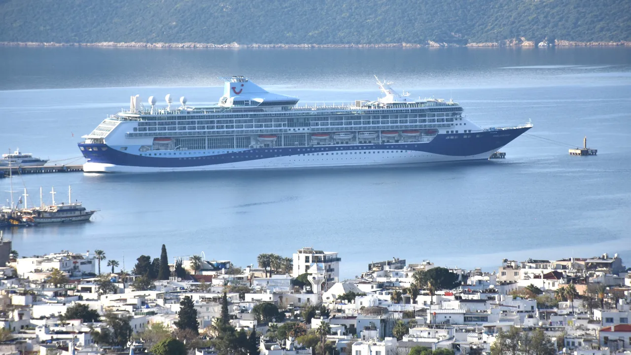 Koca gemi Bodrum'a demir attı, turistler çarşıya akın etti