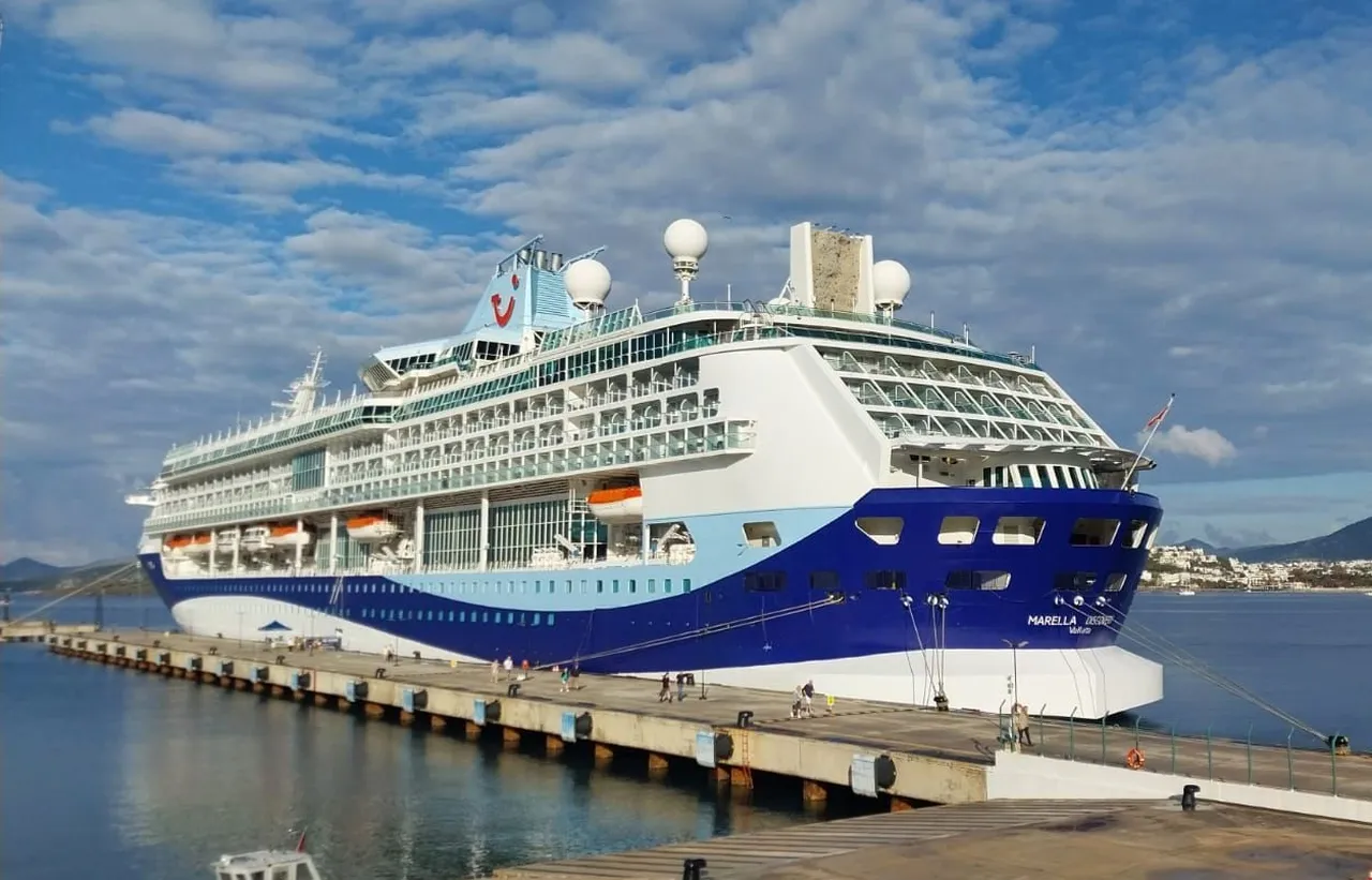 Koca gemi Bodrum'a demir attı, turistler çarşıya akın etti