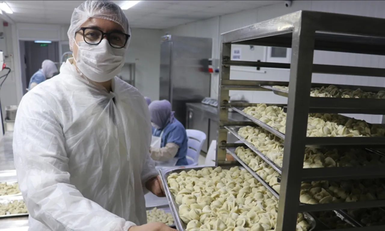 Tatilde tattığı yemek hayatını değiştirdi! Patron oldu: Günlük 4,5 ton üretiyor, 100 çalışanı var