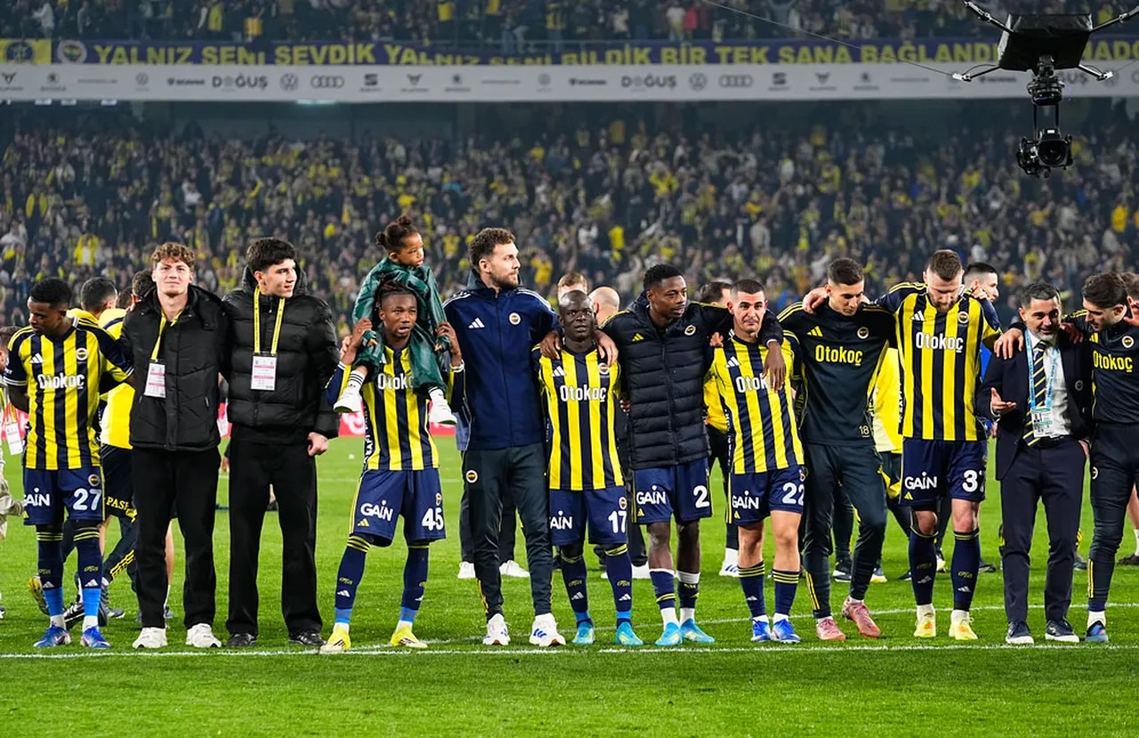 Fenerbahçeli oyuncuları maç sonu galibiyet kutlaması