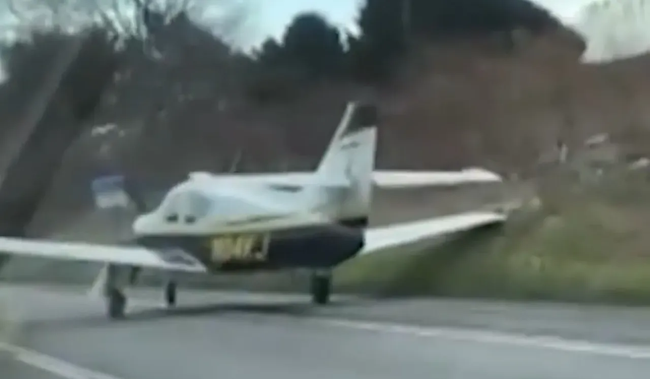 ABD’de panik anları: Arızalanan uçak otoyola acil iniş yaptı