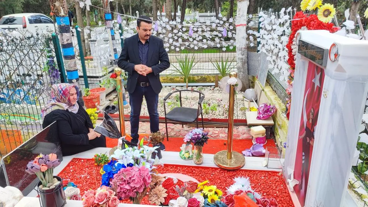 Adana'dan skandal görüntüler! Polis mezarında tepinip hırsızlık yaptılar