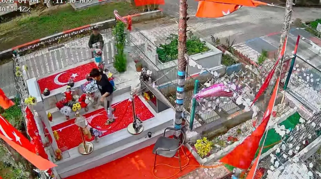 Adana'dan skandal görüntüler! Polis mezarında tepinip hırsızlık yaptılar