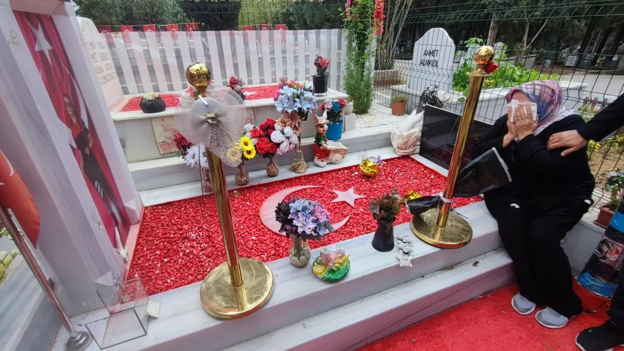 Adana'dan skandal görüntüler! Polis mezarında tepinip hırsızlık yaptılar