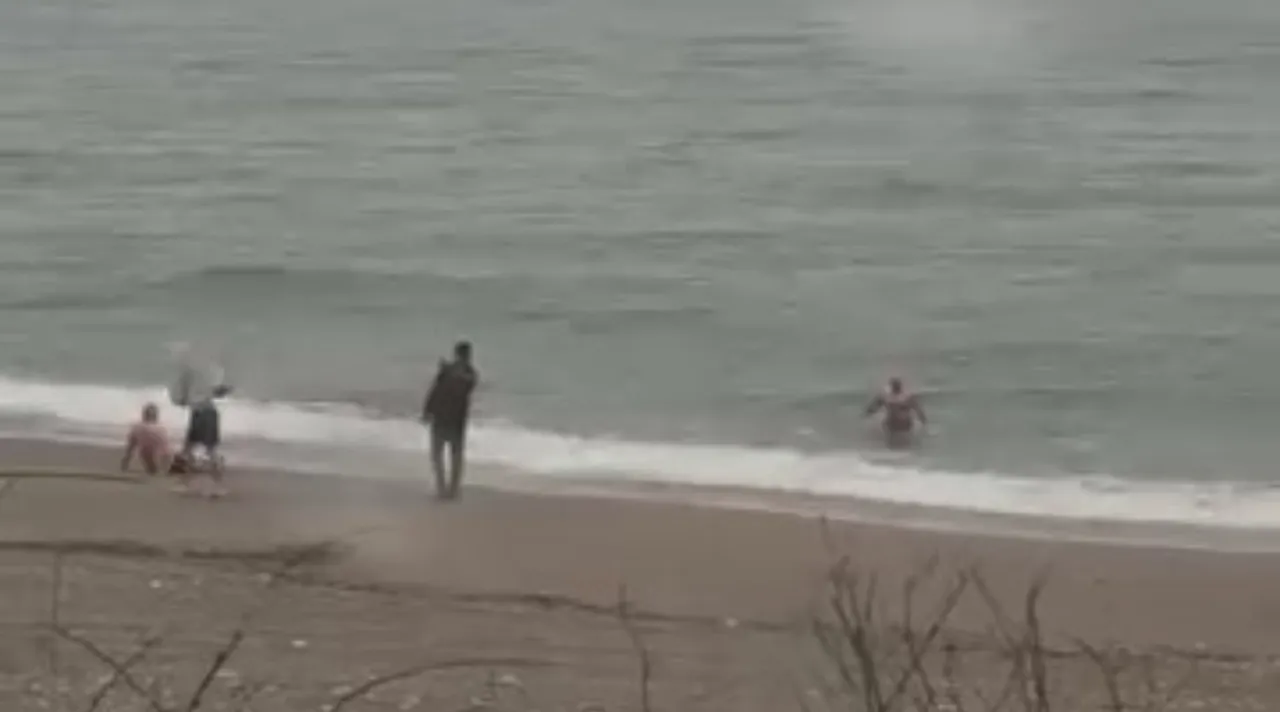 Akçakoca sahillerinde erken sezon! Yağışlı havada denize girenler kamerada