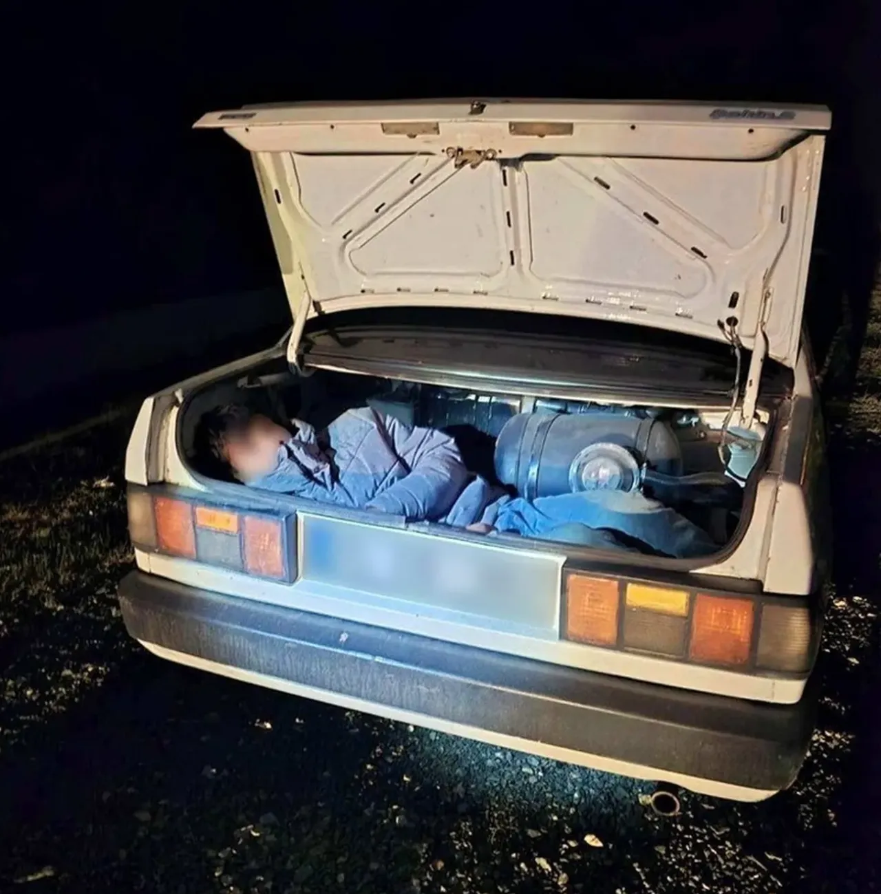 Arabanın bagajından bile kaçak göçmen çıktı! 2 gözaltı var