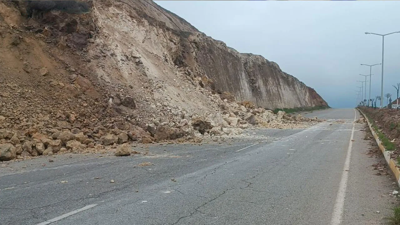 Batman'ı sağanak vurdu! Heyelan üniversite yolunu kapadı