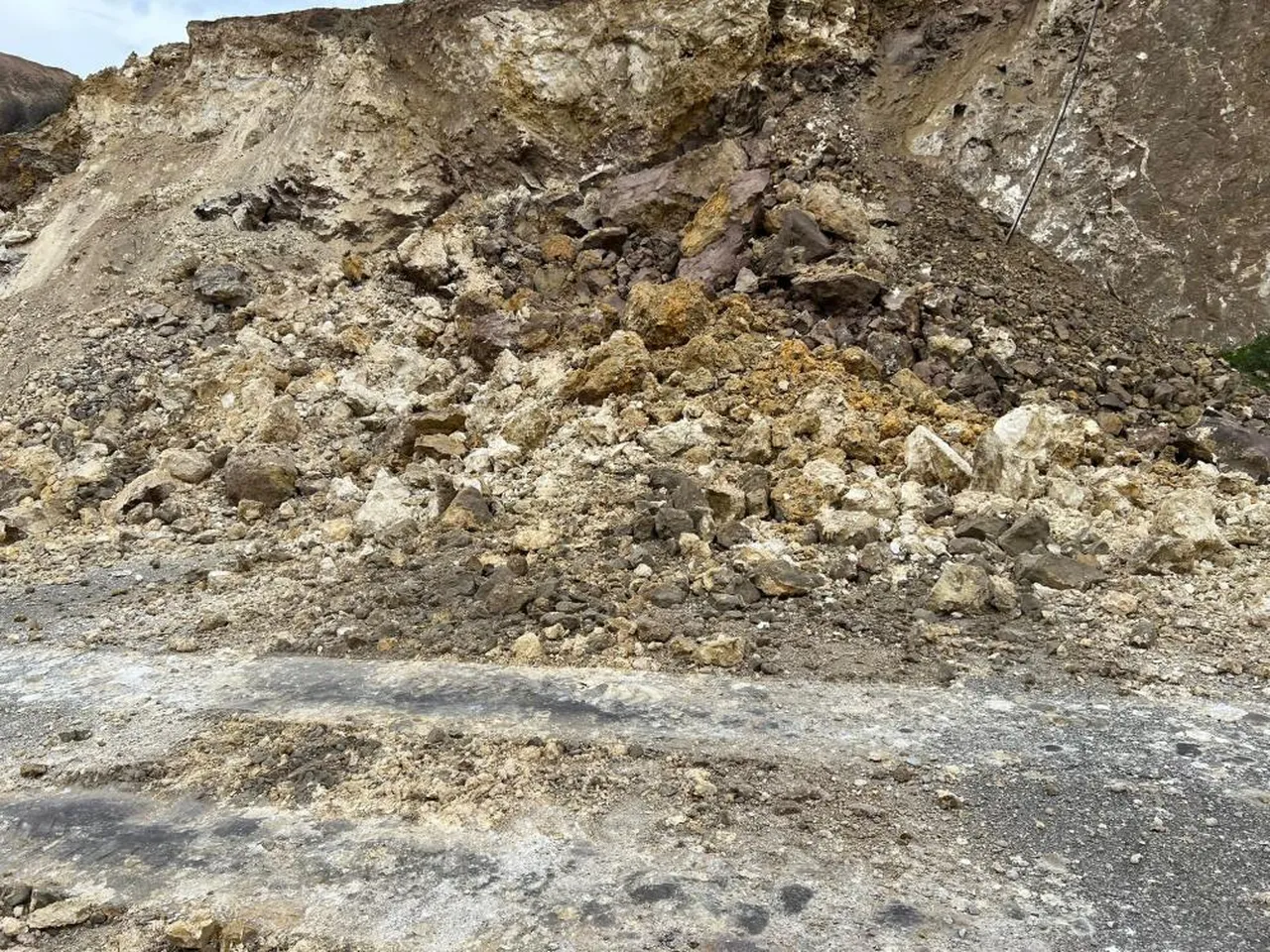 Batman'ı sağanak vurdu! Heyelan üniversite yolunu kapadı