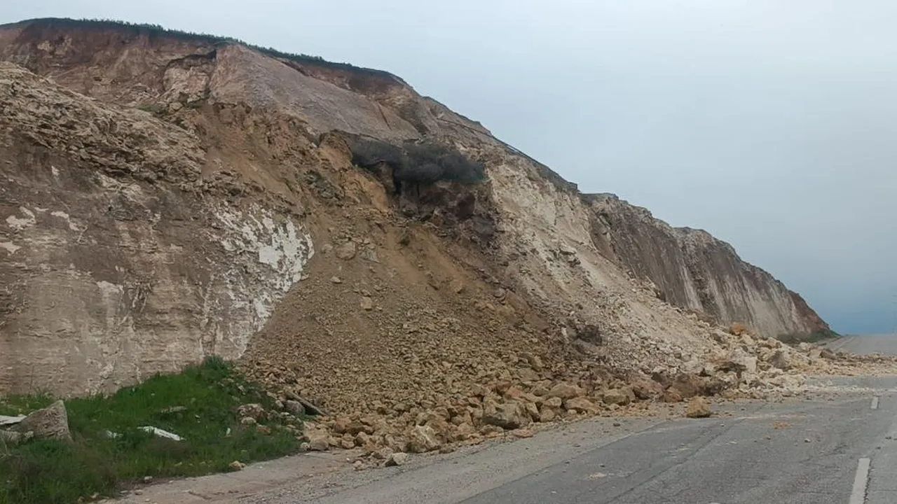 Batman'ı sağanak vurdu! Heyelan üniversite yolunu kapadı