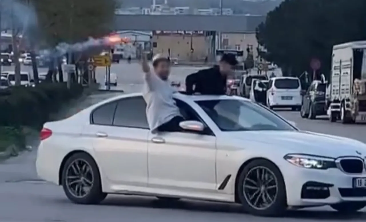 Bursa'da düğün konvoyunda pes dedirten görüntüler! Trafiği birbirine kattılar