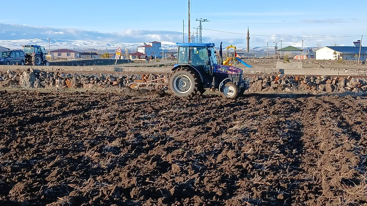 Çiftçiler tarlaya indi! Doğu Anadolunun tarım merkezinde ekin sezonu başladı