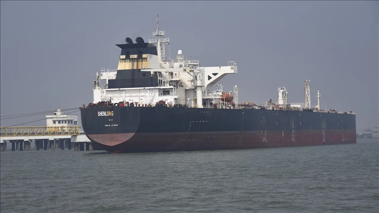 Denizin ortasında hapis: Hürmüz’de mahsur kalan denizciler hayatta kalma savaşı veriyor