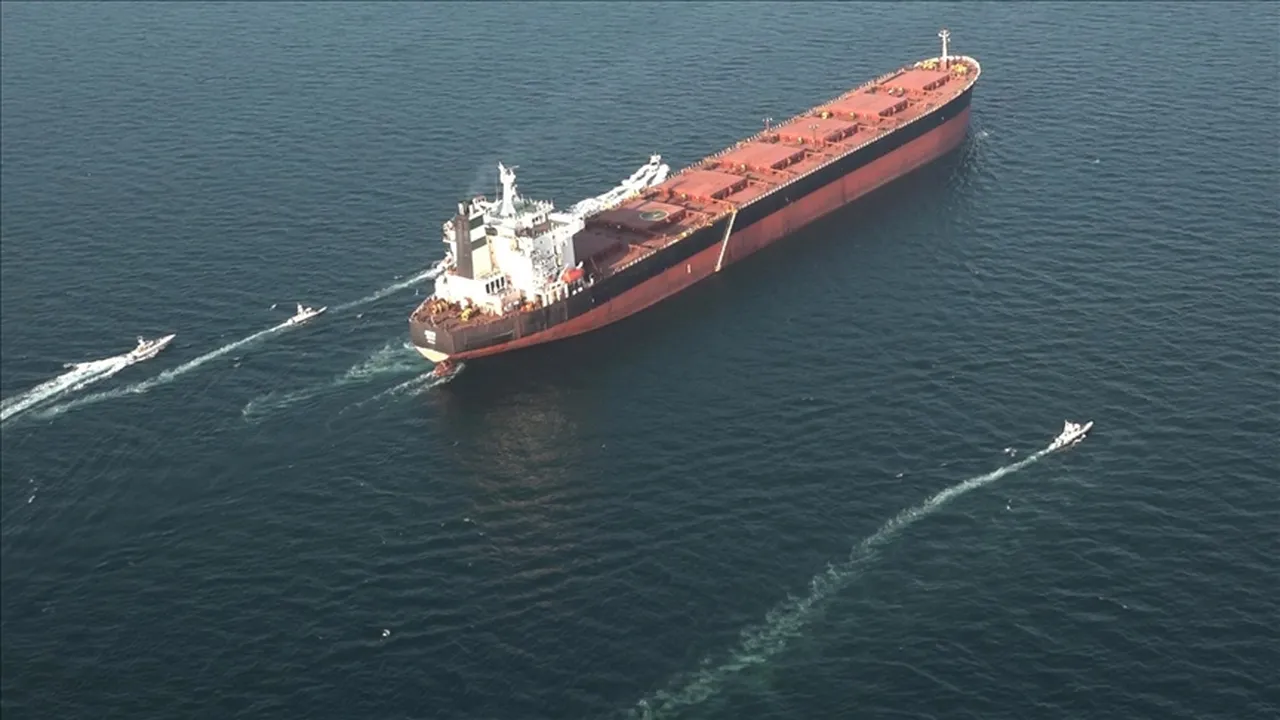 Denizin ortasında hapis: Hürmüz’de mahsur kalan denizciler hayatta kalma savaşı veriyor